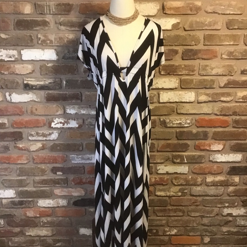 SWIMSUITS FOR ALL Women's Black & White Chevron Plunge V Maxi Swim Coverup 14/16 - Picture 2 of 7